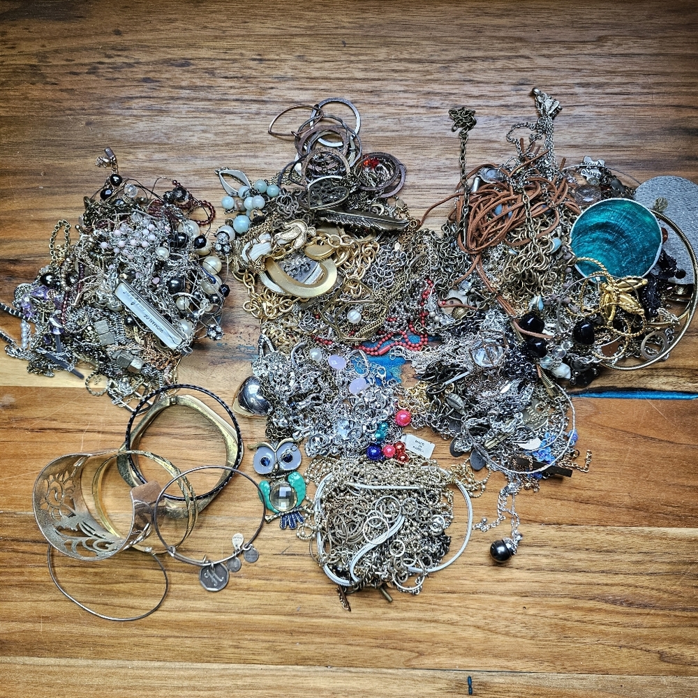 Craft Junk/Tangled Jewelry Mostly Metal Pieces 4 Pounds Crafting Upcycling Arts